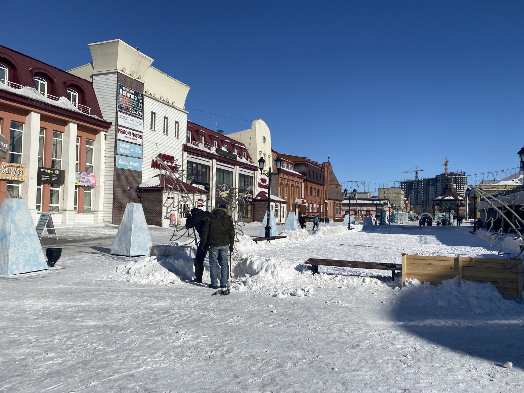В Центральном районе Барнаула демонтируют праздничный городок на улице Мало-Тобольской Фото №3