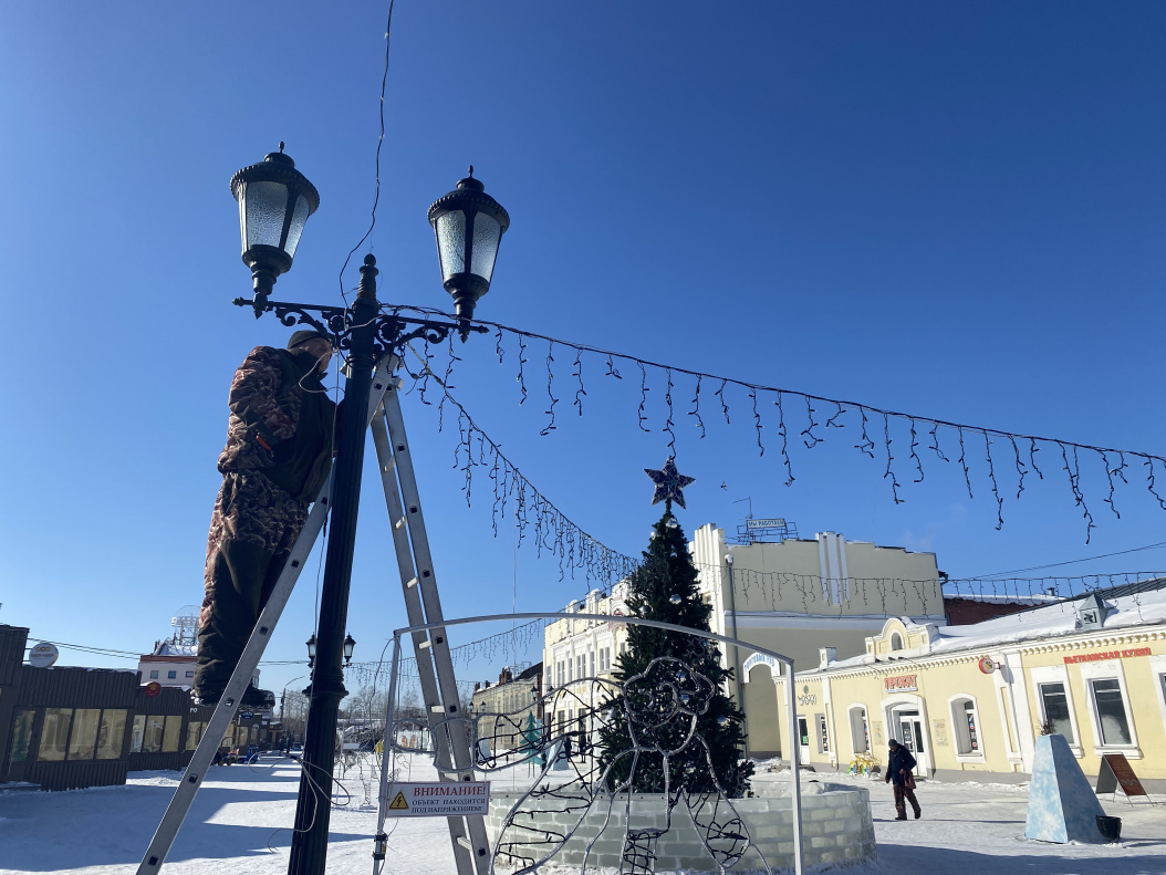 В Центральном районе Барнаула демонтируют праздничный городок на улице Мало-Тобольской Фото №1