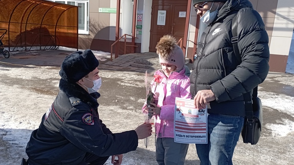 Полиция Алтайского края приняла участие в акции «8 Марта – в каждый дом» Фото №2