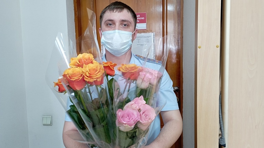 Полиция Алтайского края приняла участие в акции «8 Марта – в каждый дом» Фото №3
