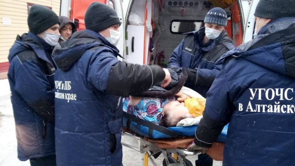 Барнаульские спасатели залезли в окно на 4 этаже и помогли пенсионерке Фото №1