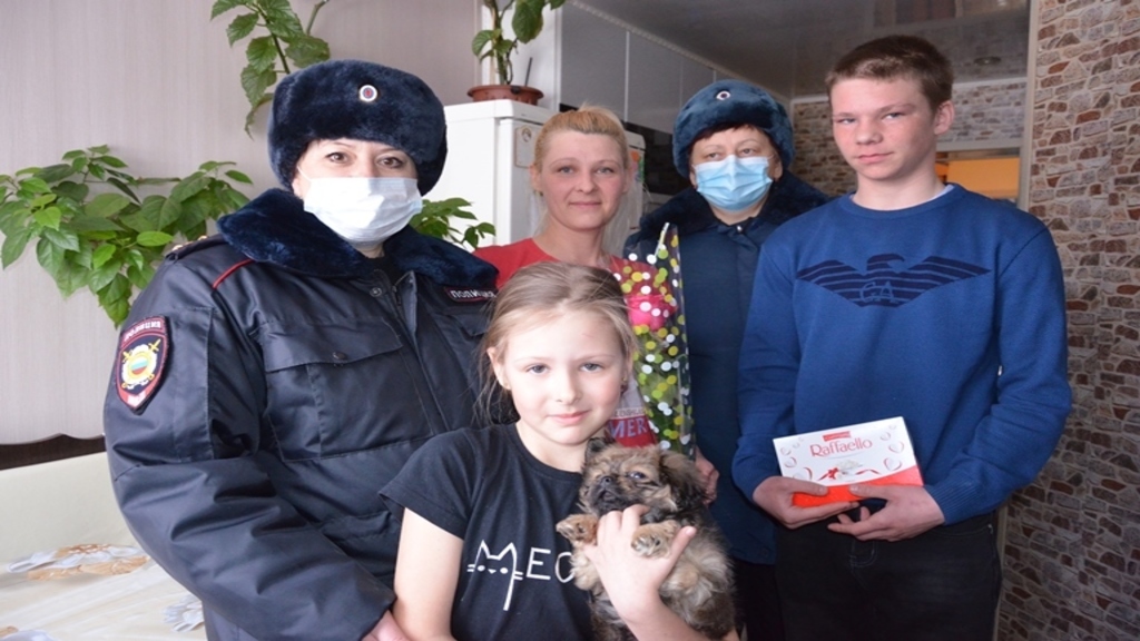 Полицейские Бийска поздравили многодетные семьи с наступающим 8 марта Фото №1