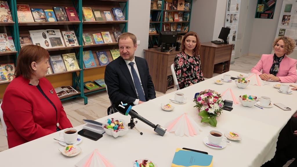 В преддверии 8 марта губернатор Алтайского края Виктор Томенко встретился с представителями женских общественных организаций Фото №3