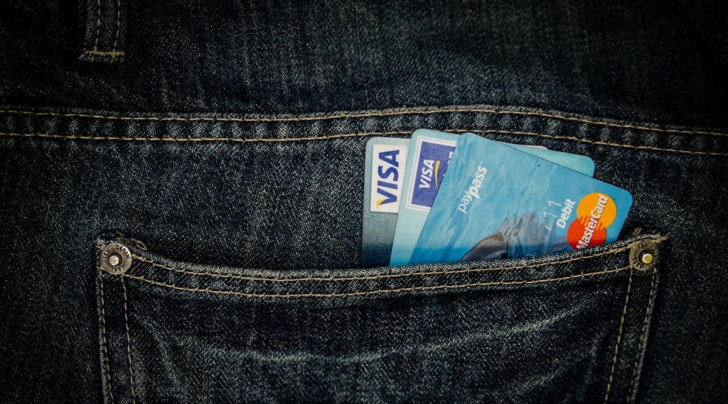 Платежные системы Visa и Mastercard приостановили свою деятельность в России Фото №1