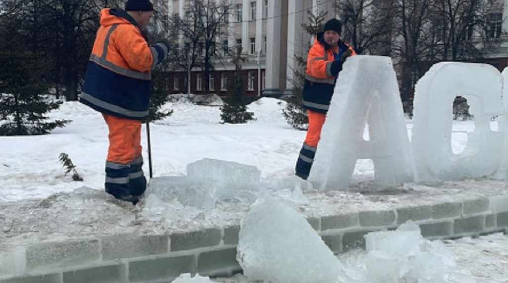 В Барнауле демонтируют ледовую конструкцию «Спасибо врачам» Фото №1
