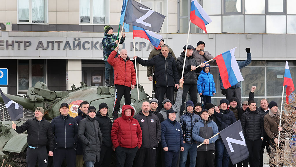 В Барнауле прошел автопробег в поддержку российской армии на Украине Фото №1