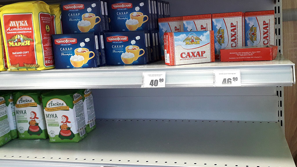 Растворяется на глазах: куда исчез сахар из алтайских магазинов Фото №1