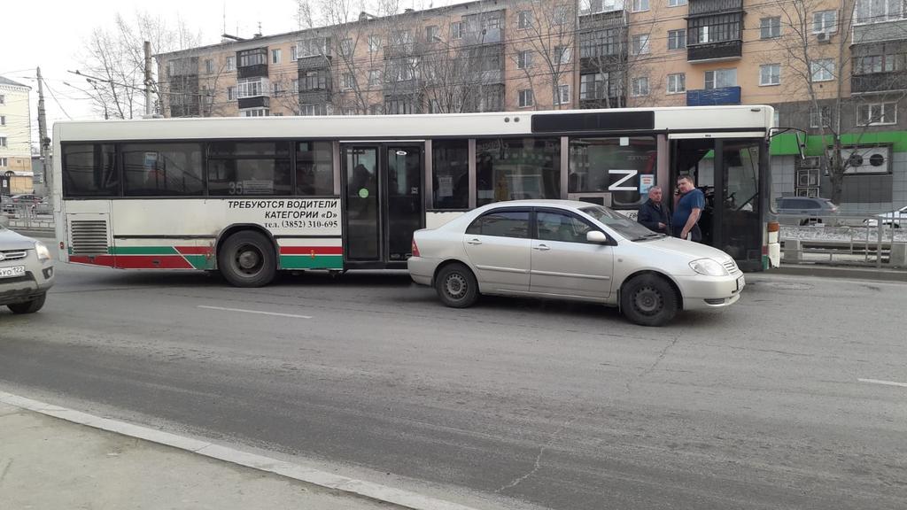 В Барнауле возле военторга ДТП с участием автобуса и легкового автомобиля Фото №1