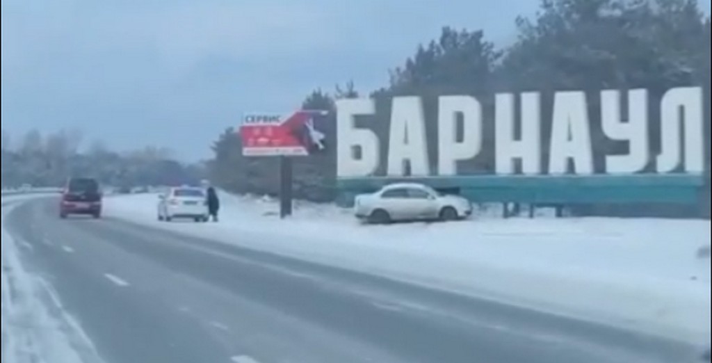 Не каждый может попасть в Барнаул, а он смог: автомобиль влетел в буквы на въезде в город Фото №1