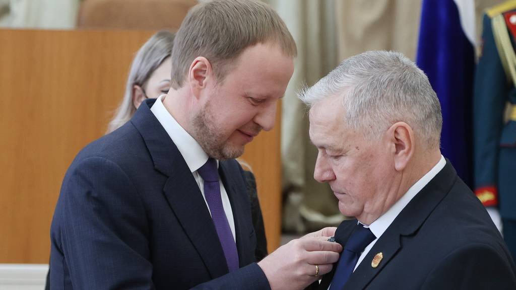 Губернатор Виктор Томенко вручил жителям Алтайского края государственные и краевые награды Фото №2
