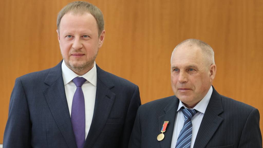 Губернатор Виктор Томенко вручил жителям Алтайского края государственные и краевые награды Фото №3