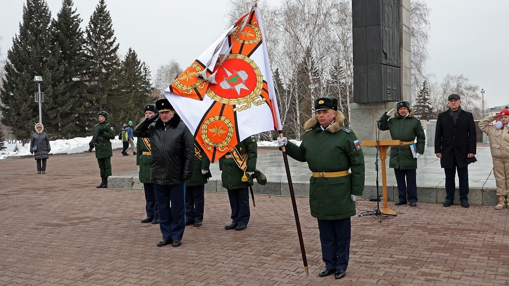 Боевое знамя нового образца вручили в Алтайском крае войсковой части ВКС РФ Фото №1