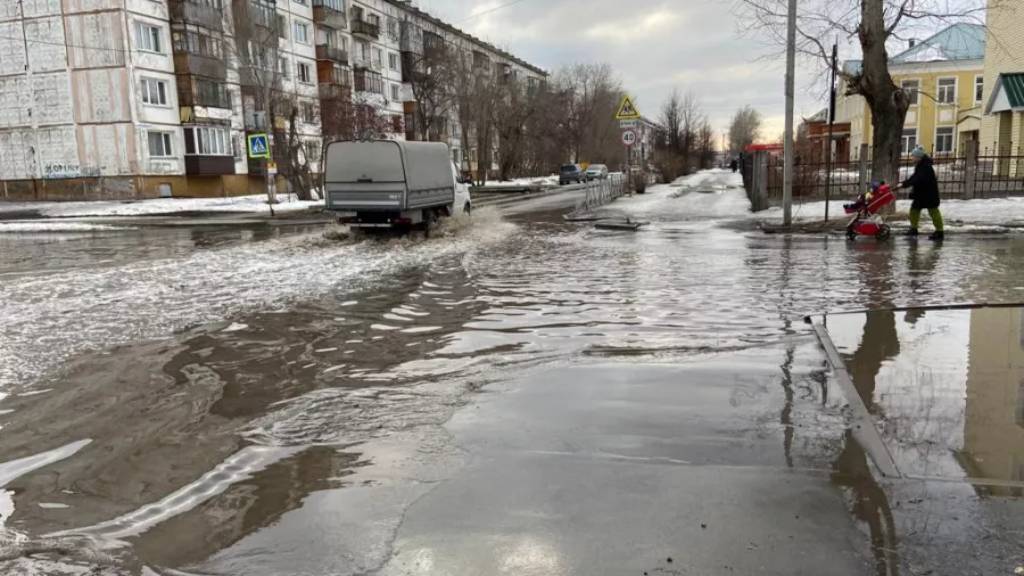 Улицы Бийска снова ушли под воду Фото №1