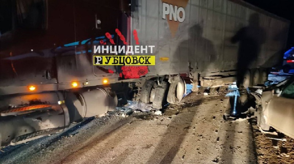 В ДТП на алтайской трассе погиб водитель фуры и пострадали пять человек Фото №1