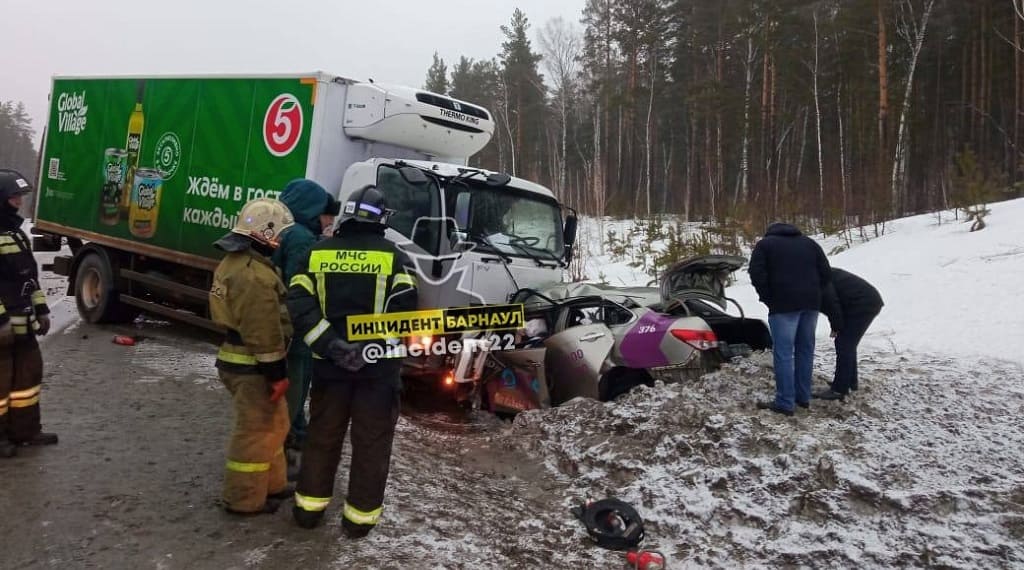 Три человека погибли в ДТП с такси на Чуйском тракте Фото №1