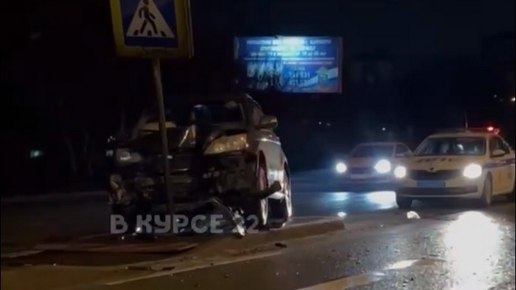 На Павловском тракте в Барнауле автомобиль сбил дорожный знак Фото №1