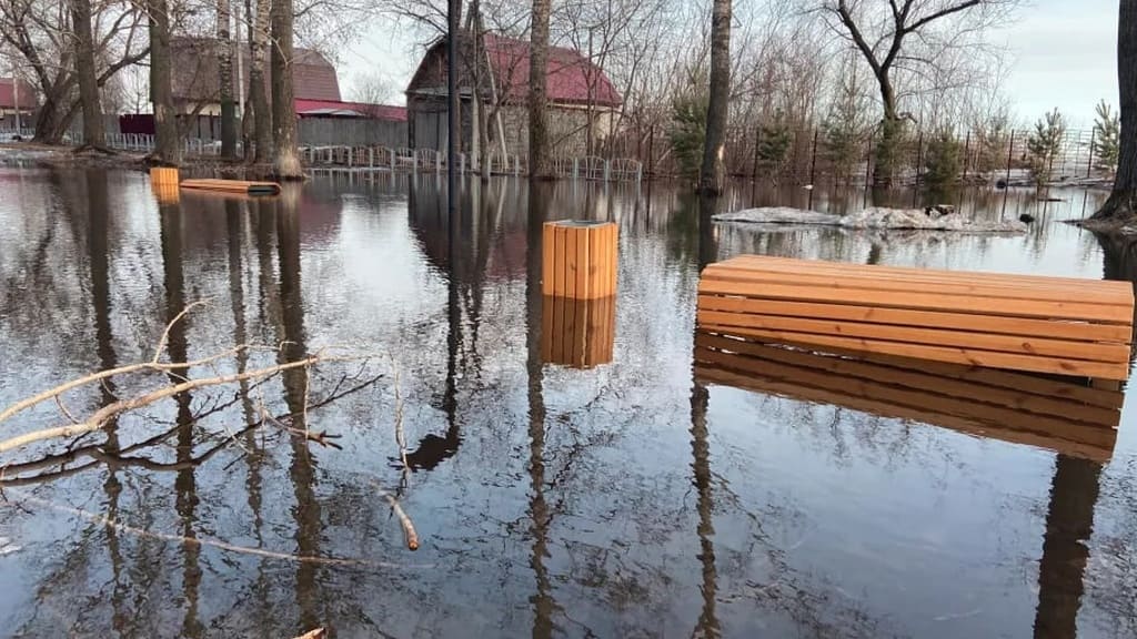Бийский сквер, в который вложили 17 млн рублей, затопило водой Фото №1