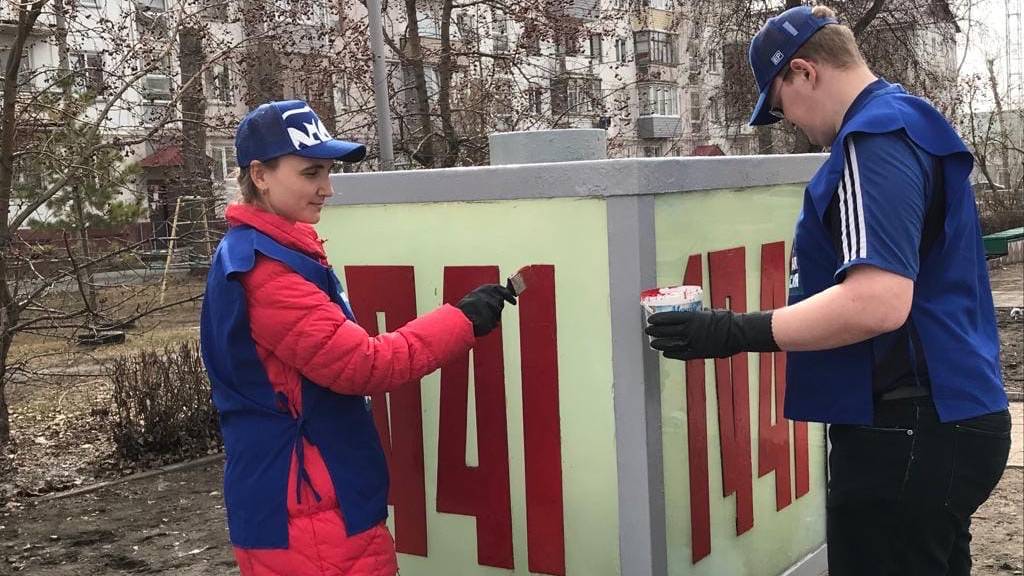 «Единая Россия» восстановила поврежденный вандалами мемориал Победы в Бийске Фото №2