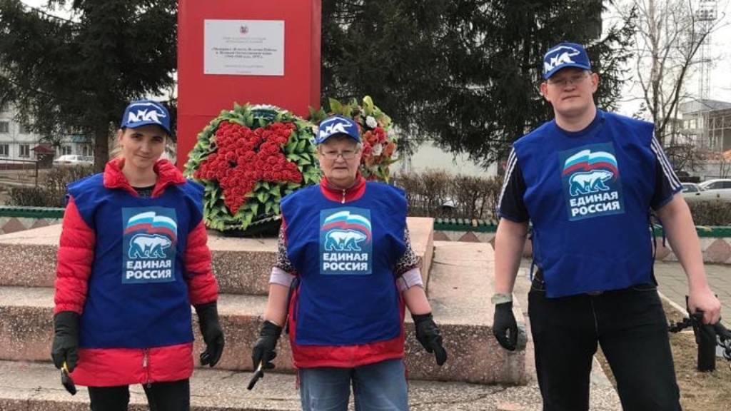 «Единая Россия» восстановила поврежденный вандалами мемориал Победы в Бийске Фото №3