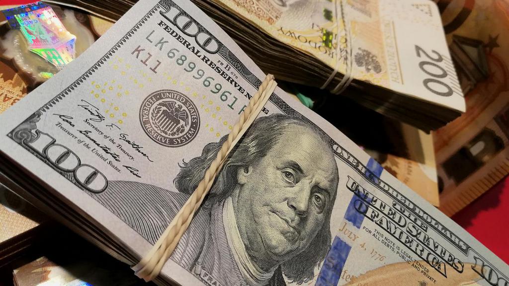 В России возобновили продажу валюты гражданам в банках Фото №1
