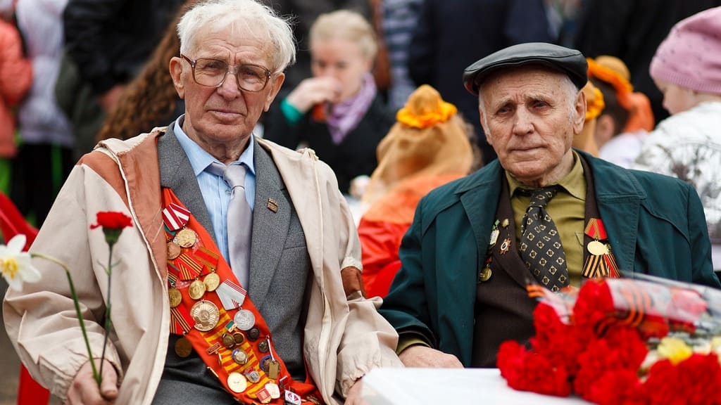 В Барнауле разработали эскизы праздничных плакатов к 77-летию победы Фото №1