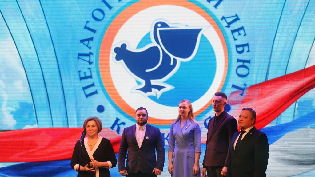 Виктор Томенко наградил учителей-лауреатов губернаторской премии им. С.П. Титова Фото №2