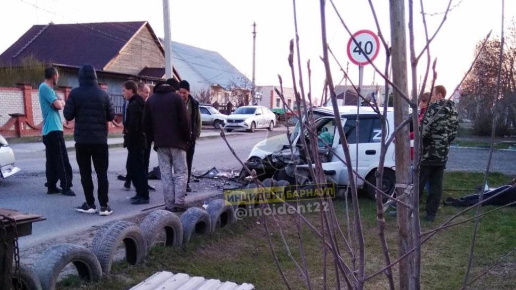 В барнаульском поселке столкнулись два автомобиля Фото №1