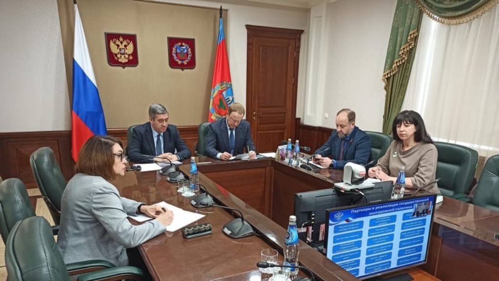 Виктор Томенко принял участие в окружном совещании с главами Сибири о реализации государственной молодежной политики Фото №1