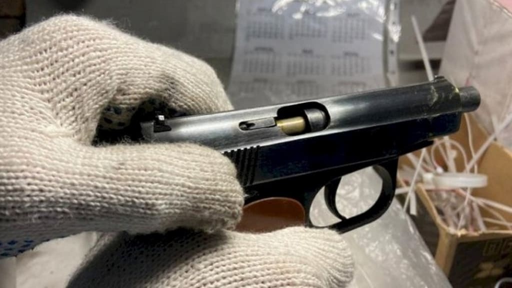 ФСБ задержала барнаульца, подозреваемого в торговле оружием и взрывчаткой Фото №1