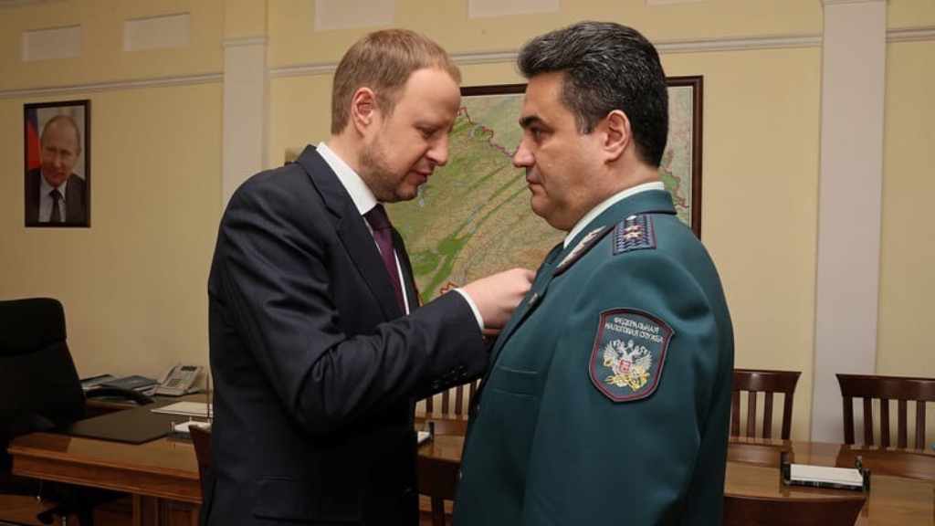 Виктор Томенко вручил награду руководителю Управления Федеральной налоговой службы по Алтайскому краю Фото №1