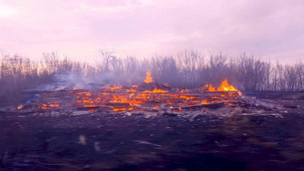В Алтайском крае сгорел полузаброшенный поселок Фото №1