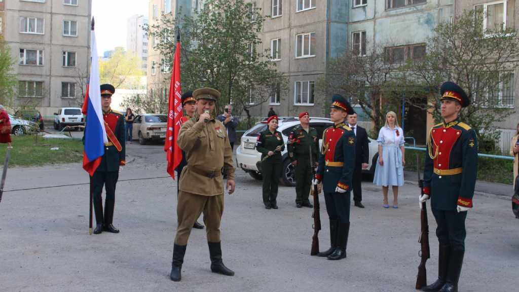 Барнаульские полицейские организовали парад в честь ветерана Фото №1