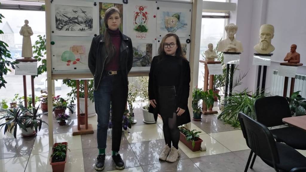 В Бийске открылась выставка детских рисунков «Помним. Гордимся» Фото №1