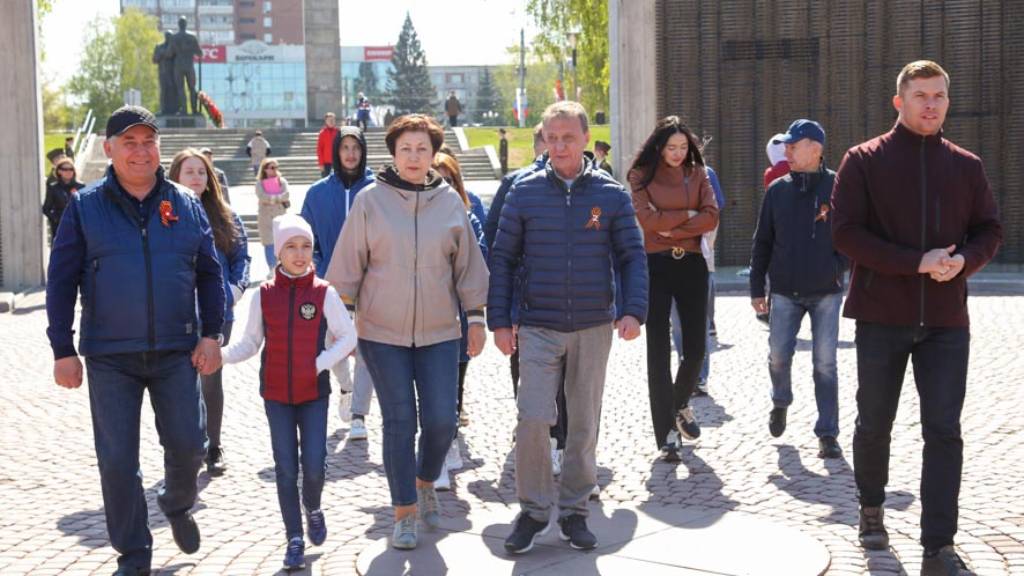В барнаульском «Саду памяти» высадили новые деревья Фото №2
