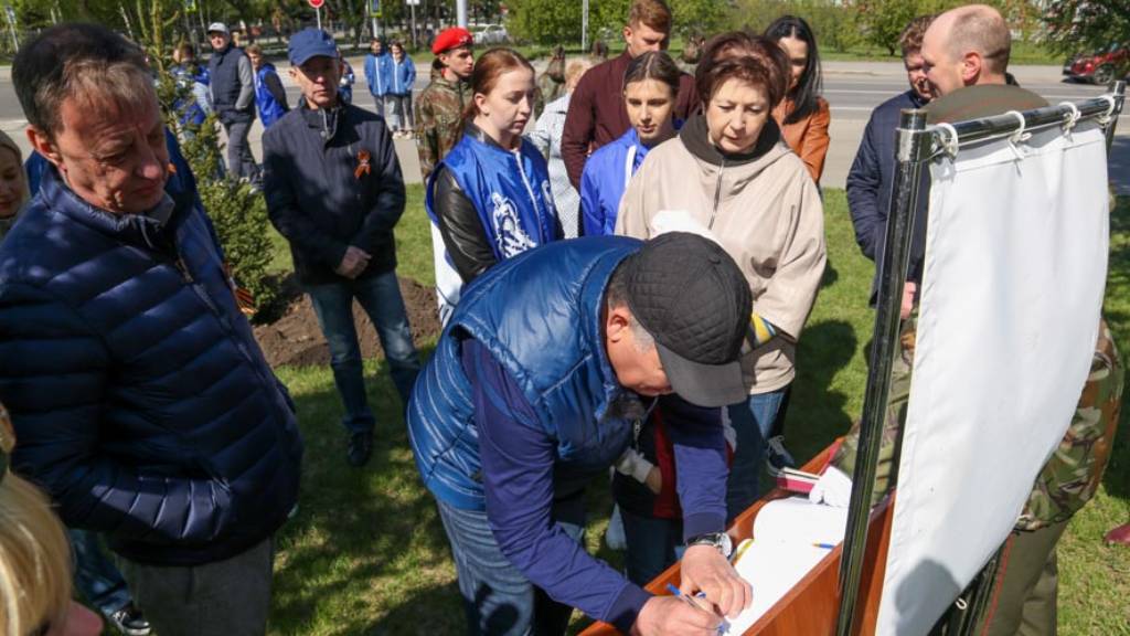 В барнаульском «Саду памяти» высадили новые деревья Фото №3