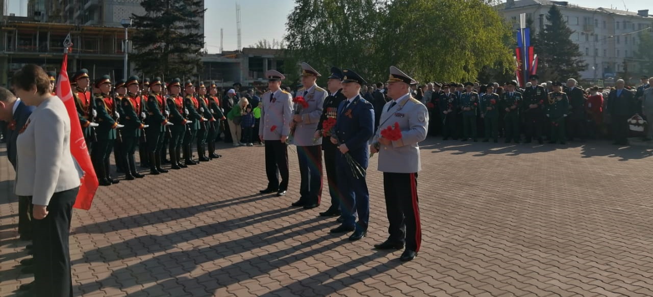 Губернатор Алтайского края возложил цветы к мемориалу Славы Фото №2