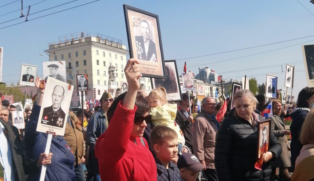 Тысячи жителей Алтайского края участвуют во Всероссийской акции «Бессмертный полк» Фото №3