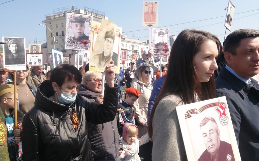 Тысячи жителей Алтайского края участвуют во Всероссийской акции «Бессмертный полк» Фото №4