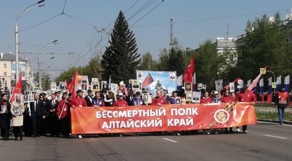 Тысячи жителей Алтайского края участвуют во Всероссийской акции «Бессмертный полк» Фото №1