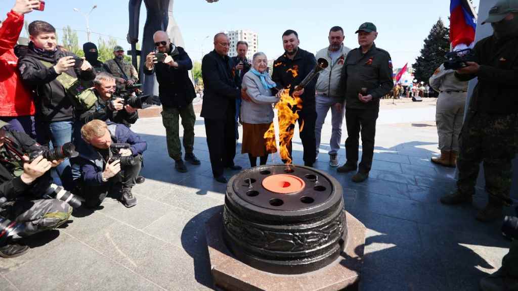 «Единая Россия» зажгла Вечные огни в Мариуполе Фото №1