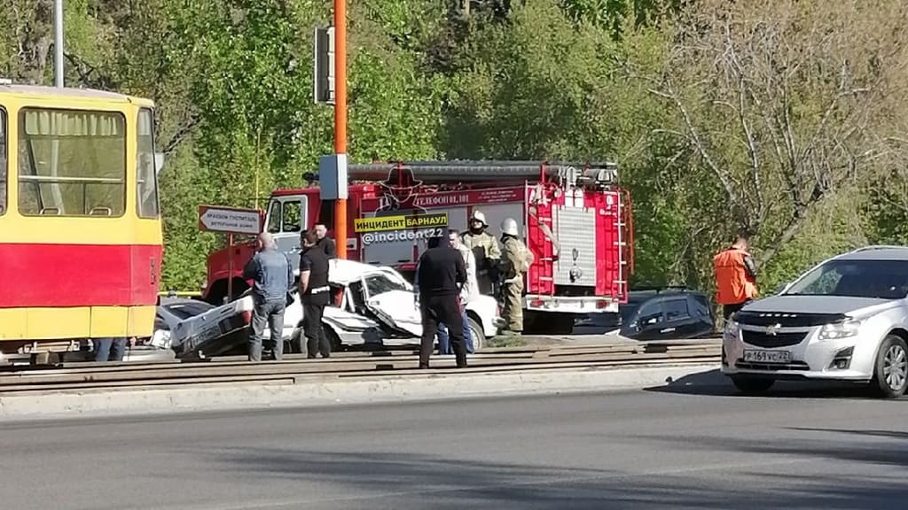 Автомобиль «всмятку»: еще одно серьезное ДТП в Барнауле Фото №1