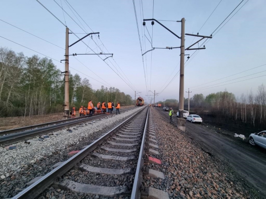 В Новосибирской области тепловоз наехал на трех путейцев, которые ремонтировали ж\д полотно Фото №1