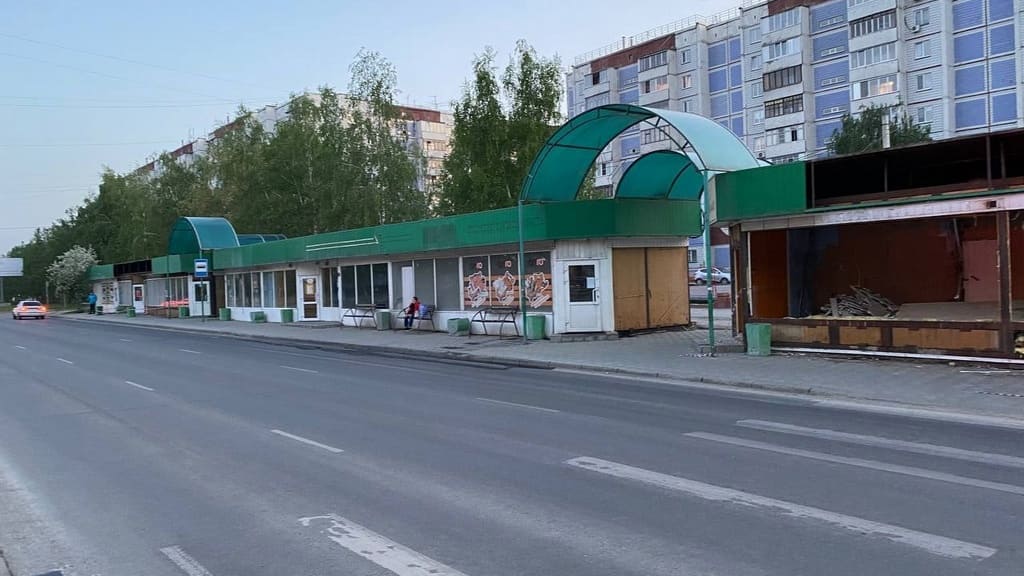 В Барнауле сносят ларьки на остановке «Цветочная» Фото №1