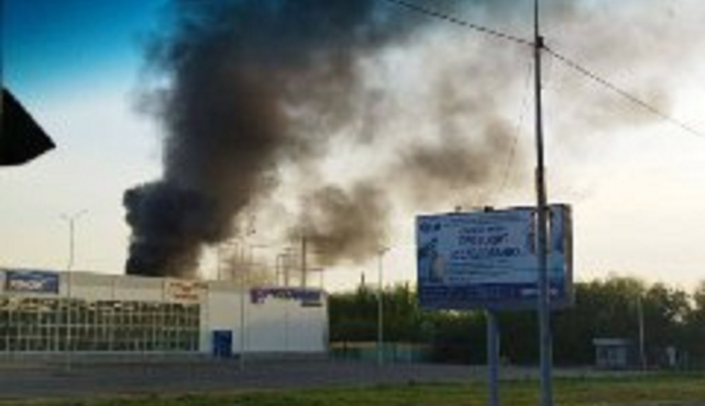 В Барнауле произошел пожар на самовольной свалке возле ТЦ "Арена" Фото №1