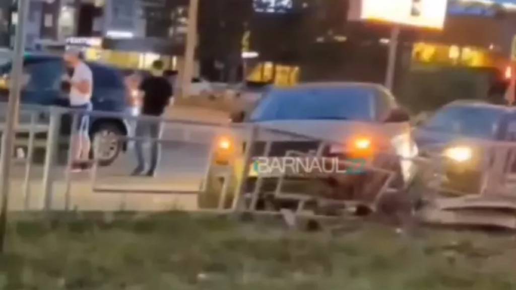 В Барнауле автомобиль влетел в ограждение в результате ДТП Фото №1