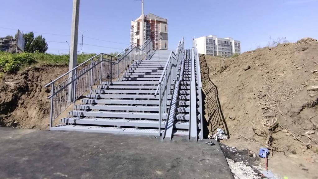 В Барнауле на Новом рынке почти достроили обходной путь для пешеходов Фото №1