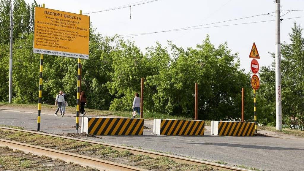 Власти Барнаула готовят меры по улучшению дорожной ситуации в связи с закрытием моста на проспекте Ленина Фото №1