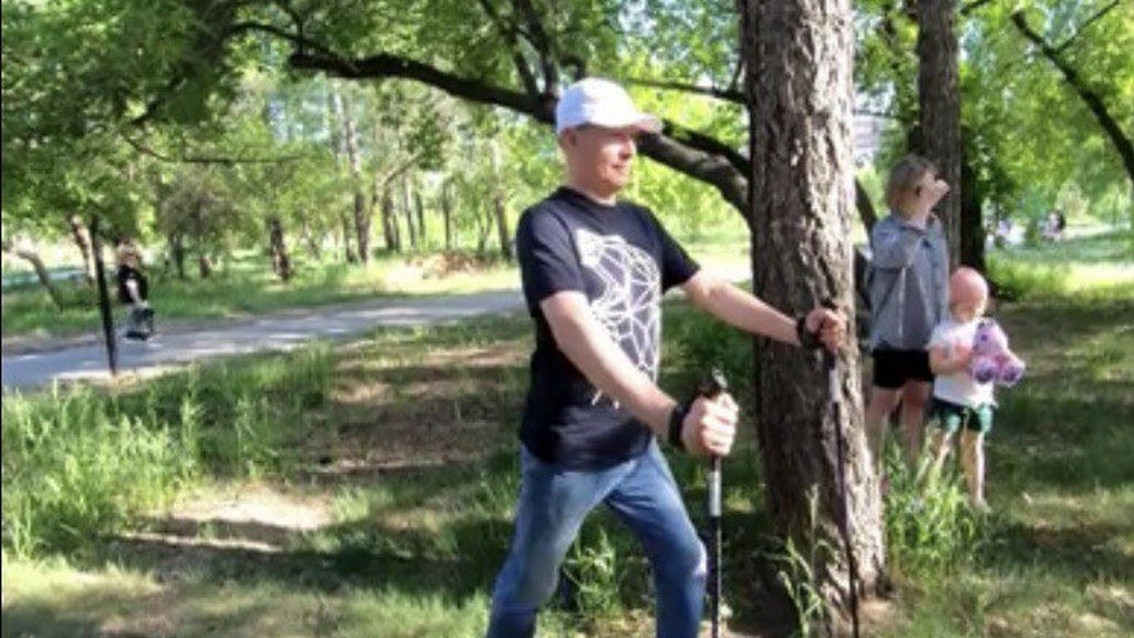 Барнаульцев учат скандинавской ходьбе в Мизюлинской роще Фото №2