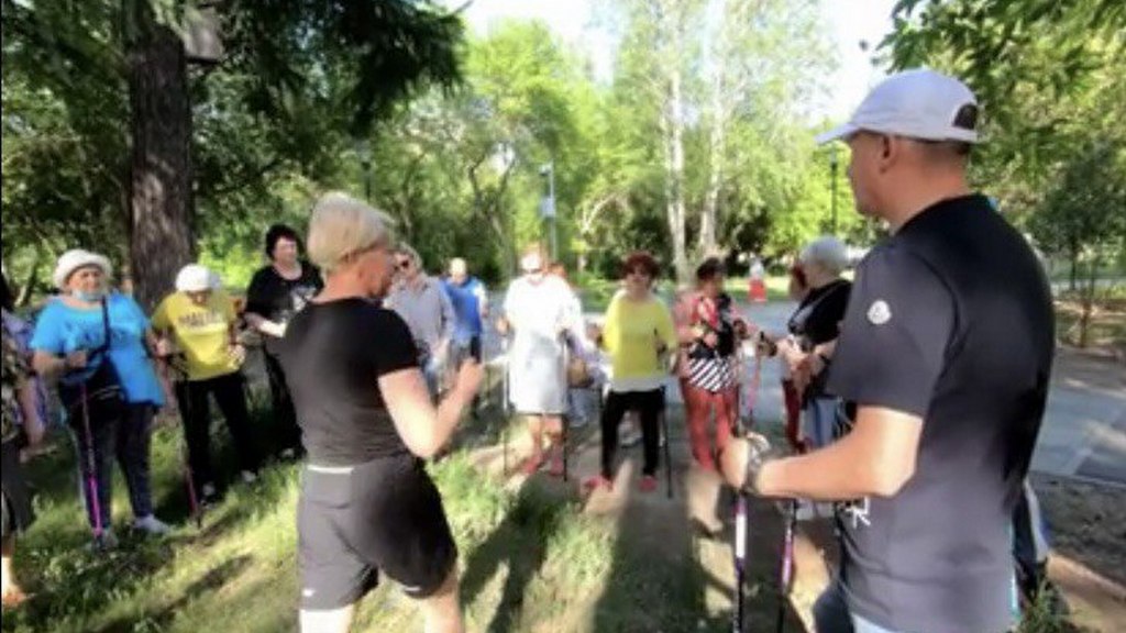 Барнаульцев учат скандинавской ходьбе в Мизюлинской роще Фото №3