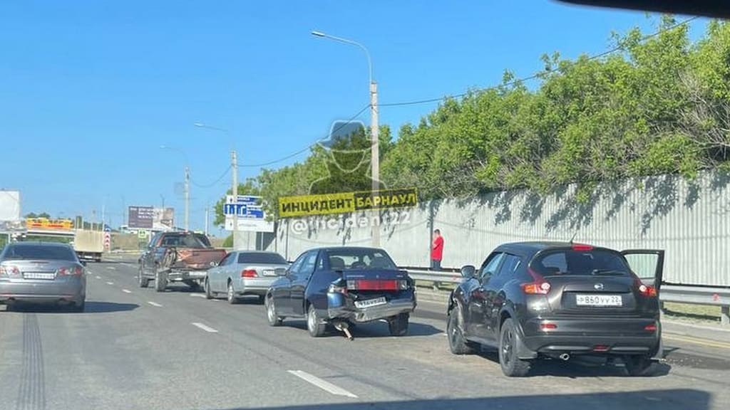 В Барнауле произошло массовое ДТП с участием автоцистерны Фото №2